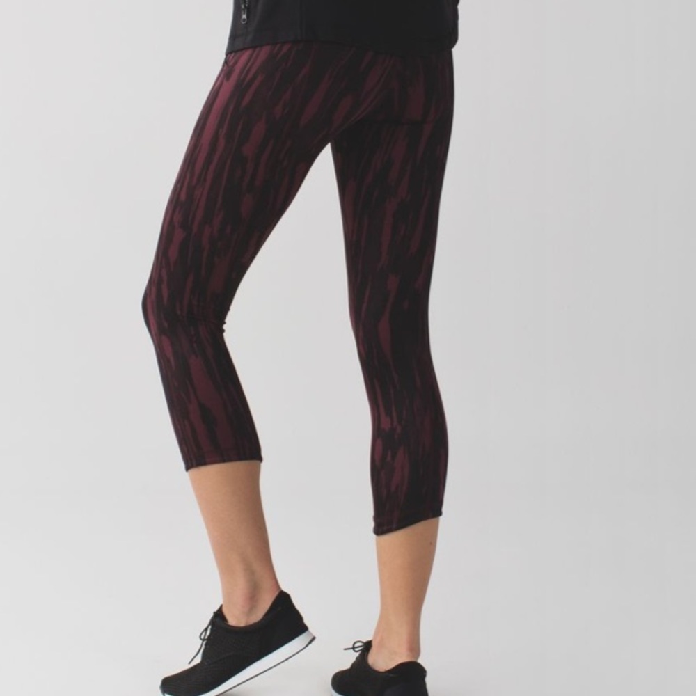 LULULEMON WOMEN’S EXQUISITE CROP PAINTED ANIMAL BORDEAUX  DRAMA BLACK  SZ 6 - Picture 3 of 13